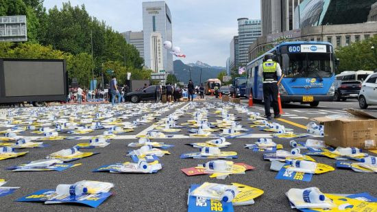 16일 서울 광화문 일대에는 금융노조를 위해 '관치금융 철폐! 공공기관 탄압 중단!'라는 내용의 플래카드가 비치돼 있다. 사진=송승섭 기자 tmdtjq8506@