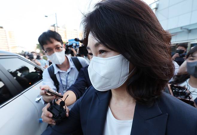 이재명 더불어민주당 의원의 배우자 김혜경 씨가 8월 23일 오후 경기 수원시 장안구 경기남부경찰청에서 '법인카드 유용 의혹' 관련 조사를 마치고 나오고 있다. 2022.8.23/뉴스1
