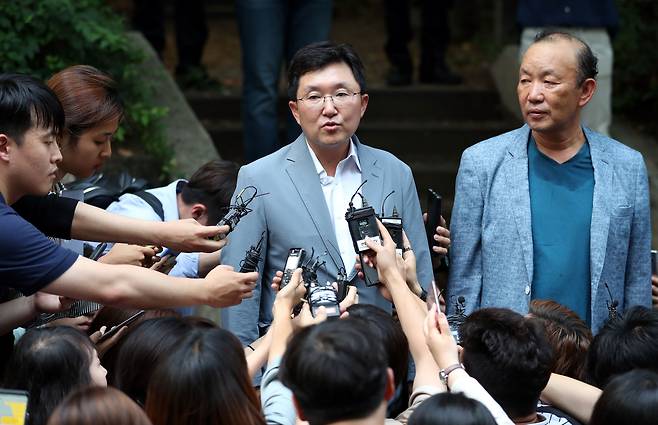 김용태 자유한국당 의원이 정 전 의원이 발견된 현장에서 나와 취재진과 인터뷰를 하고 있다. /뉴스1