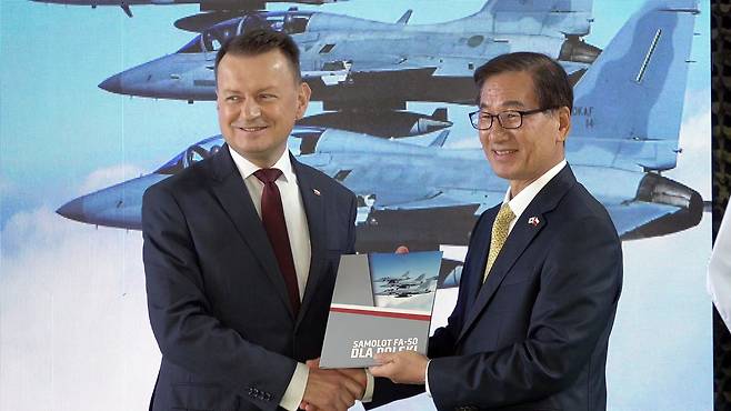16일 폴란드 민스크 마조비에츠키시(市)에서 열린 계약식에서 강구영 한국항공우주산업 사장(오른쪽)과 마리우시 브와슈차크 폴란드 부총리 겸 국방부 장관이 악수하고 있다. /연합뉴스
