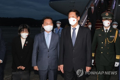 중국 공산당 서열 3위인 리잔수 전국인민대표대회(전인대) 상무위원장이 15일 오후 서울공항에 도착, 이광재 국회 사무총장의 영접을 받고 있다. [국회 제공]