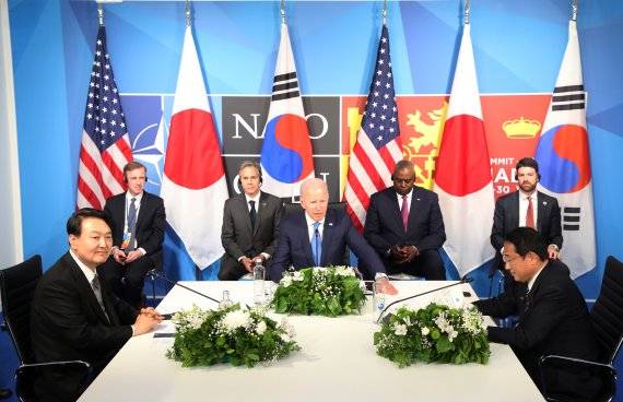 한미일 3국 정상이 지난 6월29일 오후(현지 시간) 스페인 마드리드 이페마(IFEMA) 국제회의장에서 정상회담을 하고 있다. 왼쪽부터 윤석열 대통령, 조 바이든 미국 대통령, 기시다 후미오 일본 총리. (대통령실사진기자단) /사진=뉴스1화상