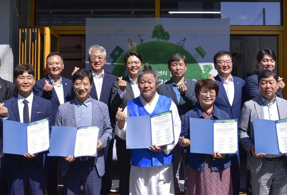 광주광역시는 시민 주도형 에너지전환마을 거점센터인 '문산돌◎돌 에너지센터'가 16일 김광진 문화경제부시장, 조오섭 국회의원, 문인 북구청장, 관계자 등이 참석한 가운데 개소식을 갖고 본격적인 활동에 들어갔다고 밝혔다. 사진=광주광역시 제공