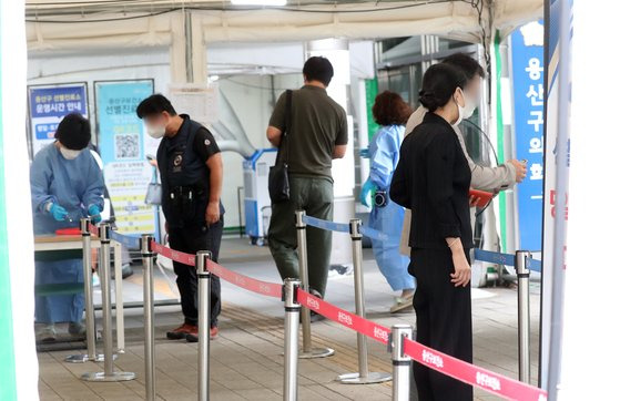 16일 오전 서울 용산구보건소 신종 코로나바이러스 감염증(코로나19) 선별진료소를 찾은 시민들이 검사를 받기 위해 접수를 하고 있다. 뉴스1