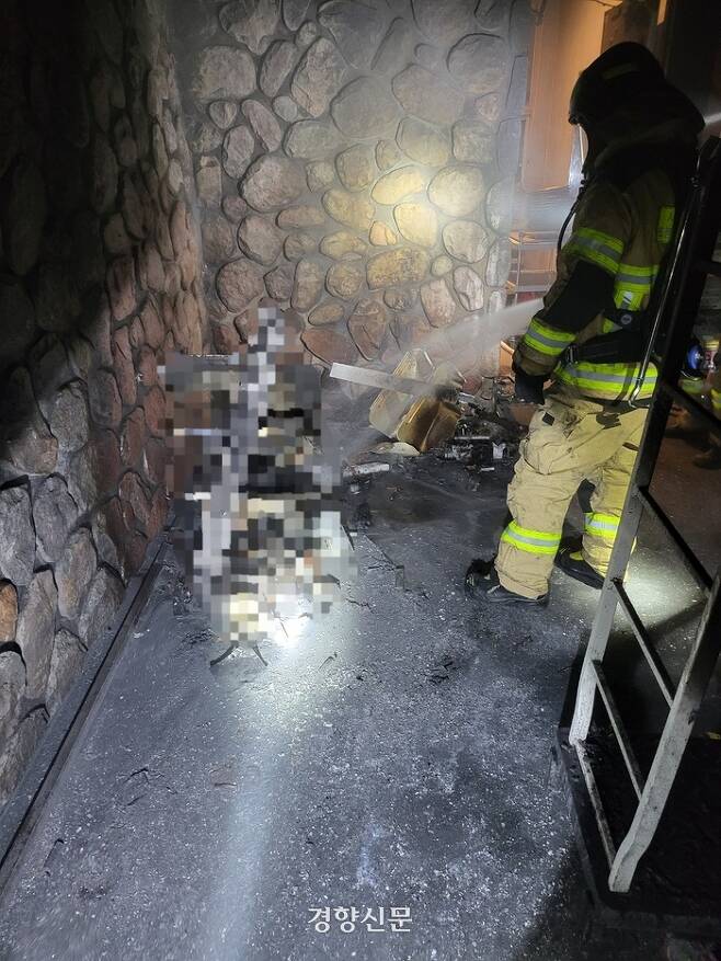 지난 14일 서울 노원구의 한 식당에서 충전 중이던 서빙로봇에서 화재가 발생해 소방당국이 진화작업에 나서고 있다. 노원소방서 제공