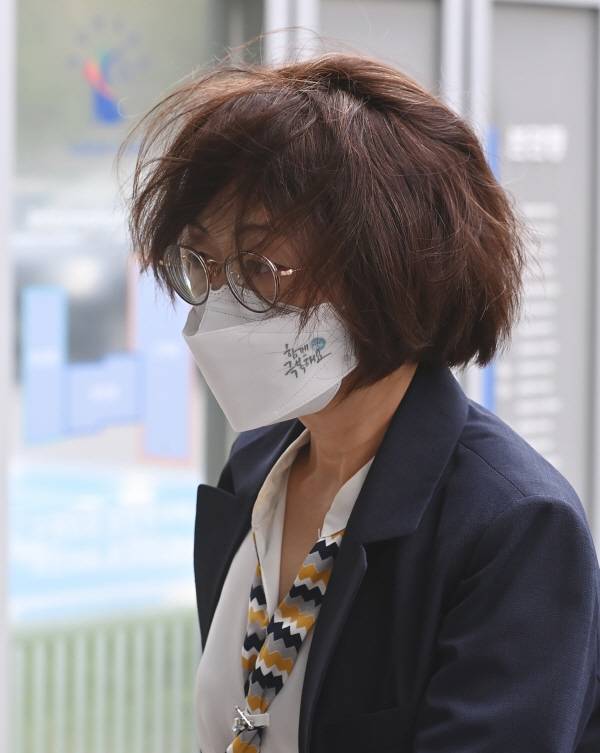 뇌물수수와 직권남용권리행사방해 혐의로 기소된 은수미 전 성남시장이 16일 오전 경기도 수원시 영통구 수원지방법원에서 열린 1심 선고 공판에 출석하고 있다. 연합뉴스