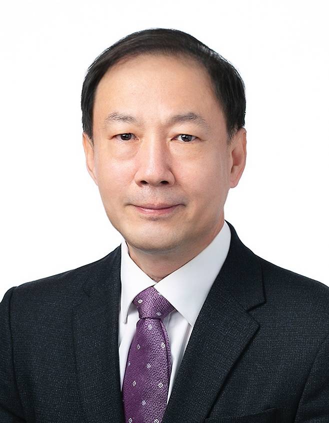 Professor Lee Nae-chan, author of "Rich Economy, Poor Happiness" (Edabooks)