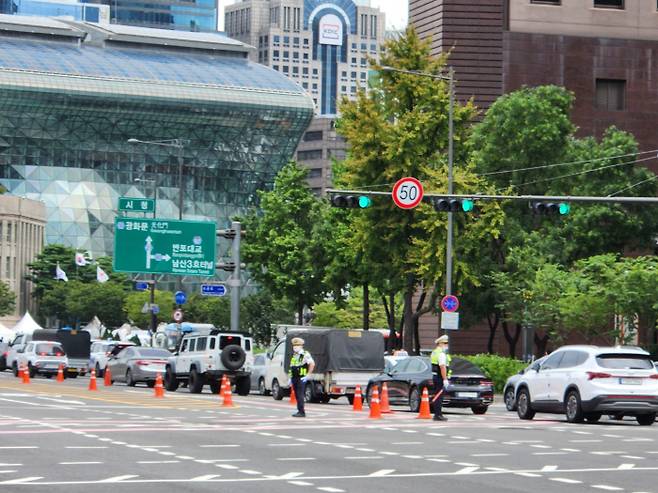 전국금융산업노동조합이 총파업에 들어간 16일 광화문과 시청 일대 도로가 통제되면서 교통체증이 빚어지고 있다. [사진 제공 = 전종헌 기자]