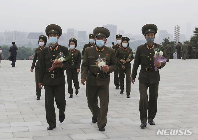 [AP/뉴시스] 북한군 장병들이 전승절'(정전협정체결일·7월27일)을 맞아  평양 만수고지에 있는 김일성·김정일 전 북한 지도자 동상을 참배하고 있다. 2022.09.08