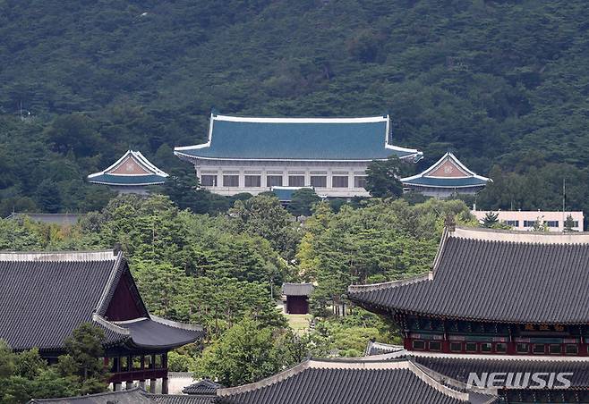 [서울=뉴시스] 배훈식 기자 = 청와대 개방 100일을 맞은 지난달 17일 오후 서울 종로구 북악산 아래 시민에게 개방된 청와대 본관이 보이고 있다. 2022.08.17. dahora83@newsis.com