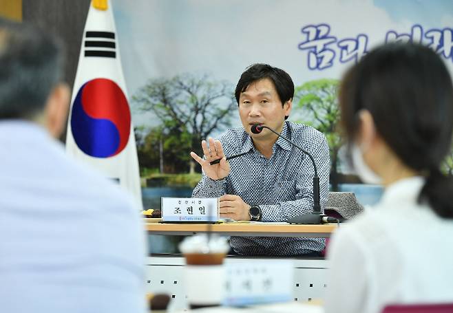 조현일 경산시장이 읍면동 직원과 소통의 시간을 갖고 있다. 경산시 제공