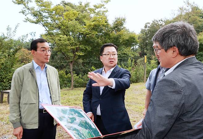 보문산 권역 산림휴양시설 예정지를 현장방문한 김광신 중구청장(왼쪽)과 이장우 대전시장(가운데). 대전시 제공