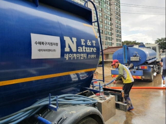 네이처이앤티 공용진 부장이 추석 연휴도 반납한 채 제 11호 태풍 '힌남노'로 수해를 입은 경북 포항시 남구 지역에서 복구작업에 힘을 쏟고있다. 네이처이앤티 제공