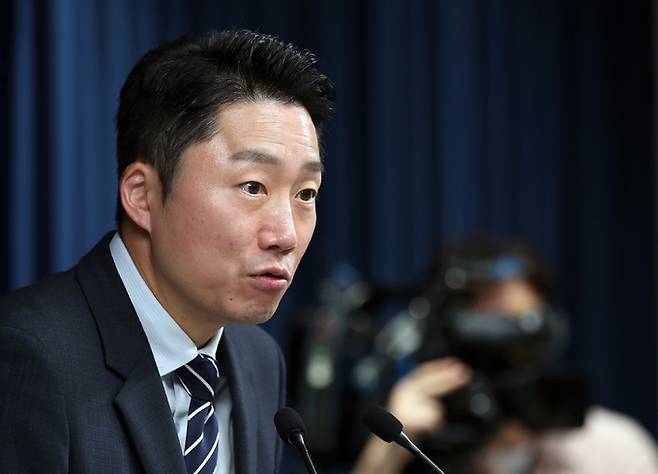 이재명 대통령실 부대변인이 16일 오후 용산 대통령실 청사에서 현안 브리핑을 하고 있다. 뉴스1