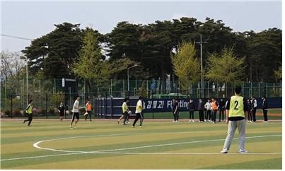 강릉고 G리그 중 2학년 축구경기. G리그는 학생들의 단합과 스트레스 해소에 크게 기여하고 있다. 사진 | 김범래(강릉고2)