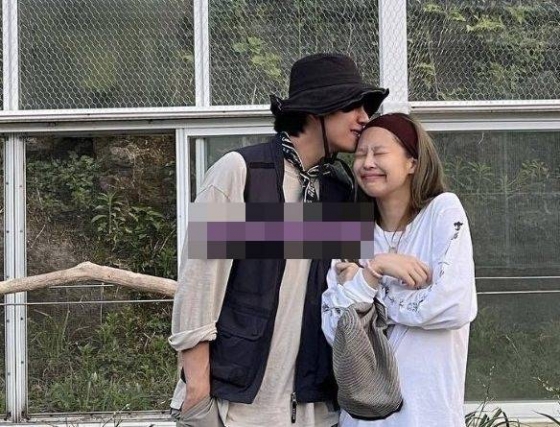 Many photos of male and female couples, who appear to be outflow A through the online community on the 16th, are seen as V and Jenny Kim.In this photo, both of them wore bucket hats as a couple, and they did not hesitate to touch each other, and they could recognize that they were lovers.Especially, the fact that the man in the picture is doing the forehead kiss to the woman and the woman is making the face wet in the happiness also added strength to the romance rumor of V and Jenny Kim.In addition, the two men visited the temple and posed in front of the battleship with the Great Buddha statue, and showed a picture that they had a pleasant day visiting the farm and the botanical garden.However, the picture, which is presumed to be V Jenny Kim, was released in succession and the atmosphere was reversed.In fact, photos taken together in Vs home or makeup waiting room were released one after another, and the two sides kept Silence, and the direction changed to an atmosphere where the romance rumor became a reality.Even the two had left a days time difference to New York to digest their schedules at the end of August, and without mentioning the romance rumor, they made their heads cocky by releasing photos taken in similar spaces on Instagram.Mr. A has also added strength to this doubt that he has said in a telegram chat room that he has contacted both V and Jenny Kim (in this regard) but has not received an answer.Meanwhile, Hive and YG again have not disclosed any official positions on the two mens romance rumor.