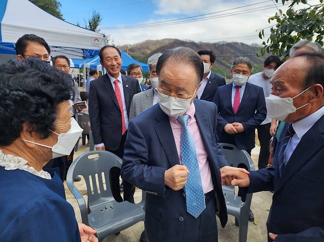 "새집 얻고 힘내세요" (울진=연합뉴스) 양정우 기자 = 개신교계가 '동해안 산불'로 집을 잃은 이재민에게 무상으로 주택을 지어주는 '사랑의 집짓기' 운동이 첫 결실을 봤다. 개신교 연합기관인 한국교회총연합(이하 한교총)은 16일 경북 울진군 북면 덕구리에서 '2022 사랑의 집짓기 첫 입주식'을 개최했다. 한교총 대표회장 류영모 목사(가운데)가 이날 새집으로 이주를 시작하는 노호웅(80)·남춘자(77)씨 부부를 격려하고 있다. 2022.9.16 eddie@yna.co.kr (끝)