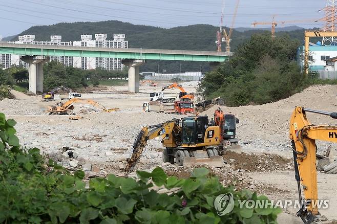 하천 바닥 준설 (포항=연합뉴스) 손대성 기자 = 15일 경북 포항시 남구 오천읍에서 작업자들이 중장비를 동원해 태풍 힌남노 피해를 본 냉천 일대를 복구하고 있다. 2022.9.15 sds123@yna.co.kr