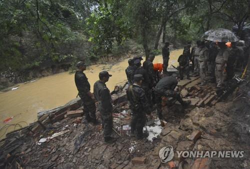 인도 우타르프라데시주 주택 붕괴 현장에서 진행된 구조작업. [AP 연합뉴스 자료사진. 재판매 및 DB 금지]