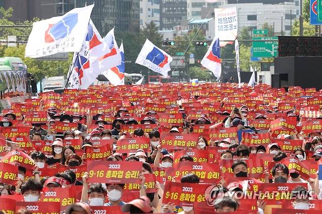 구호 외치는 금융노조 (서울=연합뉴스) 신현우 기자 = 전국금융산업노동조합 조합원들이 16일 서울 중구 코리아나호텔 앞에서 총파업 대회를 열고 구호를 외치고 있다. 2022.9.16 nowwego@yna.co.kr