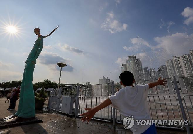 '폭염도 좀 날아가라!' 서울 전역에 폭염주의보가 발령된 8월 20일 오후 서울 뚝섬한강공원  '2022 한강조각프로젝트' 야외 전시 공간의 분수대 앞에서 한 어린이가 달리며 더위를 식히고 있다. [연합뉴스 자료사진]