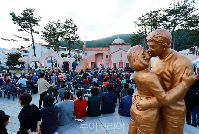 태양의 후예 공원 세워진 송송커플 동상. 사진= 태백시