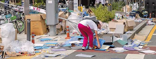 이날 낮 1시쯤 이 일대에는 집회에서 쓰던 각종 물품이나 쓰레기봉투 더미가 곳곳에 흩어져 있었다. 저녁 퇴근 시간 무렵에도 자전거 도로 위나 버스 정류장 주변에 쓰레기봉투나 박스 더미 등이 제대로 치워지지 않은 경우가 있었다. /박상훈 기자