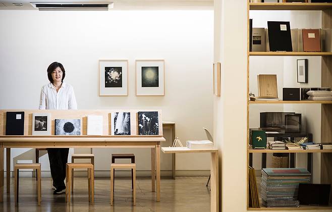 닻프레스 주상연 대표가 <아무튼, 주말>과 인터뷰를 하고 있는 모습. 사진작가인 주 대표는 자신의 작품세계에 대해 "언어로 표현할 수 없는 것들, 언어를 뛰어넘는 것들을 담는다"고 했다. 그는 어디에서 영감을 얻느냐는 질문에 "자연"이라고 답했다.  /이경호 영상미디어 기자