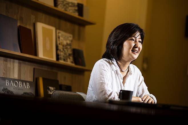 주상연 닻프레스 대표는 자신이 한 아트컨설팅이 드라마에 영감을 준 것에 대해 “신기하고 재밌는 일”이라고 했다. “법무법인 태평양의 직원과 방문객이 ‘밍크고래’를 비롯한 전시 작품들을 좋아한다더라. 회사 사무실, 동네 작은 카페 등 일상적 공간 속에서 예술의 친절을 경험하는 이들이 많아지길 바란다.” /이경호 영상미디어 기자