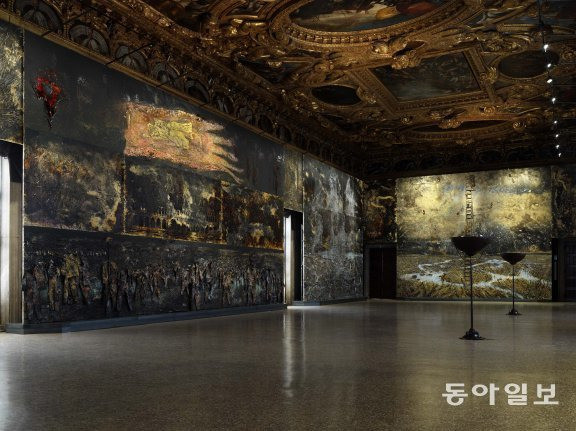 베니스 두칼레궁전에서 열린 안젤름 키퍼의 개인전 전경. Anselm Kiefer Photo: Georges Poncet Courtesy Gagosian and Fondazione Musei Civici Venezia