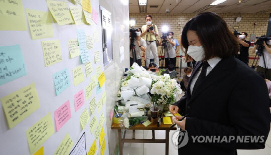 박지현 더불어민주당 전 공동비상대책위원장이 지난 16일 '역무원 스토킹 피살 사건'이 발생한 서울 지하철 2호선 신당역 여자화장실 입구에 마련된 추모공간을 찾아 추모 메시지를 적기 전 눈물 흘리고 있다. <연합뉴스>