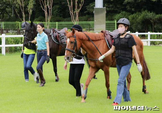 한국마사회 코로나19 의료진 대상 힐링승마 진행. 사진제공=한국마사회