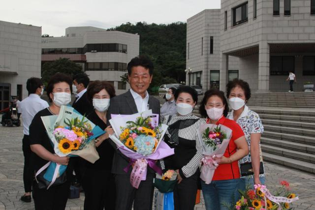 김성호(왼쪽 세번째) 경창산업 노조위원장이 지난 14일 '명예복지사상'을 받고 노조원들과 기념촬영을 하고 있다. 김민규 기자 whitekmg@hankookilbo.com