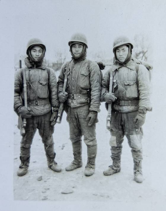 필자(오른쪽)와 함께 훈련소에 입소한 서울대 법대 동기 박종덕(가운데)과 강상렬(왼쪽). [사진 김동호]