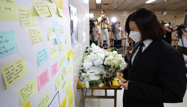 더불어민주당 박지현 전 공동비상대책위원장이 16일 '역무원 스토킹 피살 사건'이 발생한 서울 지하철 2호선 신당역 여자화장실 입구에 마련된 추모공간을 찾아 추모 메시지를 적기 전 눈물 흘리고 있다. 연합뉴스