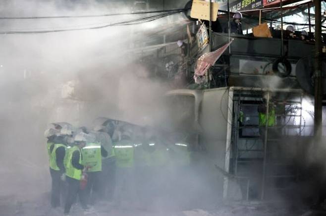 성북구 사랑제일교회에서 5차 명도집행에 나선 서울북부지법 집행인력이 진입을 시도하는 장면. /사진=연합뉴스