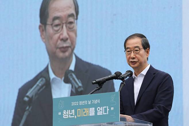 [서울=뉴시스] 권창회 기자 = 한덕수 국무총리가 17일 오전 서울 종로구 광화문광장에서 열린 2022 청년의 날 기념식에서 기념사를 하고 있다. 2022.09.17.