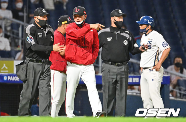 [OSEN=창원, 이석우 기자]SSG 랜더스 김원형 감독이 6회말 NC 다이노스 이종욱 코치에 대해 심판들에게 항의하고 있다. 2022.09.15 / foto0307@osen.co.kr