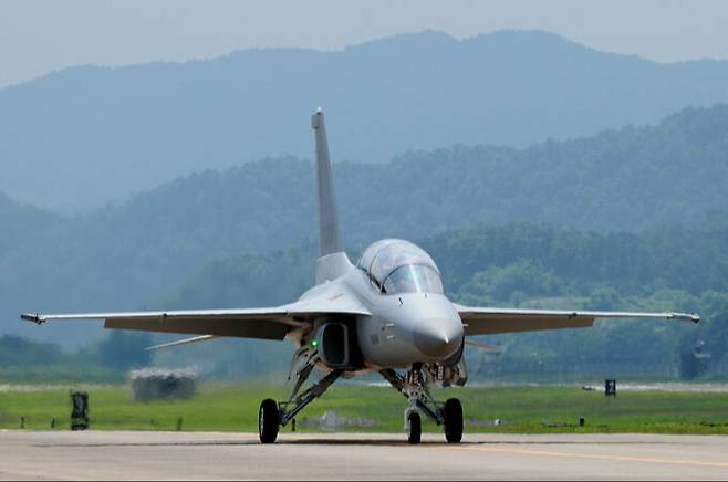 한국 공군 FA-50 경공격기가 이륙을 위해 엔진을 켠 채 대기하고 있다. 세계일보 자료사진