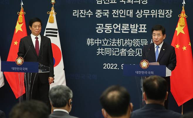 김진표 국회의장이 16일 오후 서울 여의도 국회에서 리잔수 중국 전국인민대표대회(전인대) 상무위원장과 회담을 마친 후 공동 언론 발표를 하고 있다. 뉴스1