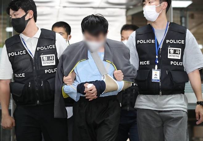 서울 지하철 2호선 신당역에서 전 직장동료였던 20대 역무원 A씨(앞줄 가운데)를 살해한 혐의로 전모(31)씨가 지난 16일 오후 구속 전 피의자 심문(영장 실질심사)을 받기 위해 서초구 서울중앙지법 법정으로 들어서고 있다. 뉴시스