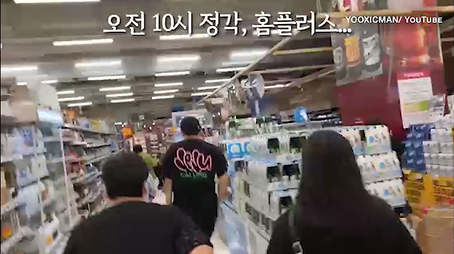 CNN에 소개된 대형마트 치킨&nbsp;‘오픈런’ 유튜브 동영상. 오전 10시 마트 문이 열리자 사람들이 매장을 가로질러 곧바로 치킨을 사러 달려가는 모습이 담겼다. CNN 캡처