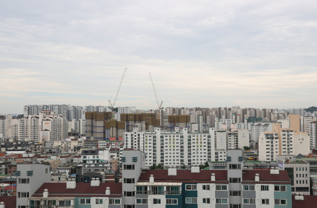 15일 서울 시내 아파트와 재건축 현장 모습. 연합뉴스