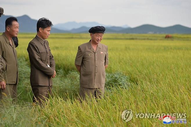 북한 김덕훈 내각총리, 태탄군 옥암농장 농사실태 현지 요해 (평양 조선중앙통신=연합뉴스) 북한 김덕훈(오른쪽) 내각총리가 황해남도 태탄군 옥암농장의 농사실태를 현지에서 요해(파악)했다고 조선중앙통신이 17일 보도했다. 2022.9.17 
    [국내에서만 사용가능. 재배포 금지. For Use Only in the Republic of Korea. No Redistribution] nkphoto@yna.co.kr