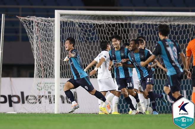 환호하는 안산 선수들 [한국프로축구연맹 제공. 재판매 및 DB 금지]