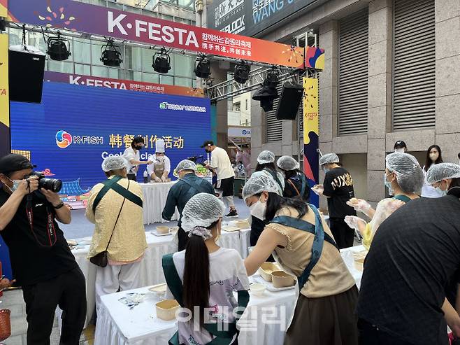 17일 중국 베이징 한인 밀집지역인 왕징의 기린사(치린셔) 상업지구에서 열린 ‘2022 베이징 K-페스타(FESTA)’에서 한식 체험 행사가 진행되고 있다. 사진=신정은 특파원