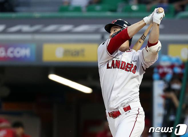 12일 오후 인천 미추홀구 SSG랜더스필드에서 열린 '2022 신한은행 SOL KBO 리그' 키움 히어로즈와 SSG 랜더스의 경기, 4회말 2사 1,2루 SSG 오태곤이 선취 1타점 적시타를 뽑아내고 있다. 2022.7.12/뉴스1 ⓒ News1 이동해 기자