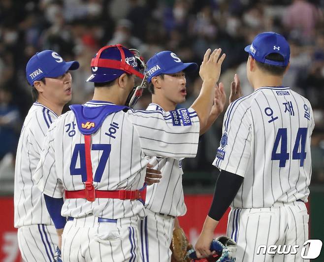 6일 오후 부산시 동래구 사직야구장에서 열린 프로야구 '2022 신한은행 SOL KBO리그' 삼성 라이온스와 롯데 자이언츠의 경기에서 5대 0으로 승리한 삼성 선수들이 자축하고 있다. 2022.5.6/뉴스1 ⓒ News1 김영훈 기자