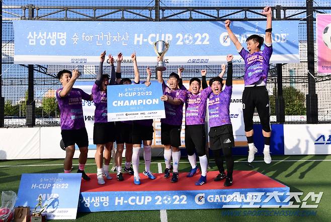 17일 시흥시 HM풋살파크에서 아마추어 풋살대회 '슛 for 건강자산, 삼성생명 H-CUP 2022 게토레이'가 열렸다. 우승을 차지한 운칠기삼 선수들이 수상하고 있다. 시흥=송정헌 기자songs@sportschosun.com/2022.09.17/