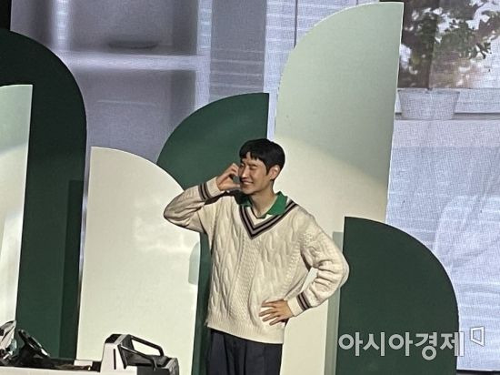 Tbarrotti Kim Ho-joong boasted a special connection with Actor Lee Je-hoonSinger Kim Ho-joong attended the concert hall of Yonsei University Shinchon Campus Centennial Hall at 2 pm on the 18th, as a guest of 2022 Lee Je-hoon fan meeting: Grittings to You.Kim Ho-joong said, I went to the filming of My Paparotti at the invitation of the director, and I wanted to resemble Lee Je-hoon when he scored 11 out of 10.I tried to sing one day, and I came to this place. Lee Je-hoon met Kim Ho-joong two months before the call-up and ate.Kim Ho-joong recalled, I talked to Lee Je-hoon while eating rice, and we wept together while sharing emotions that can not be expressed in words.Lee Je-hoon said, I met in 10 years. Kim Ho-joong made a lot of ambassadors of My Paparotti, Jang Ho (Lee Je-hoon).I was thrilled every time I did the lines, but it was impressive, she said.Kim Ho-joong laughed, I think you actually thought that my appearance would look like Lee Je-hoon, but I think the misunderstanding would have been solved.Lee Je-hoon was named his favorite favorite actor.Kim Ho-joong was hotly noticed in Mr. Trot in 2020 and is actively working with the modifier Tvarroti.Lee Je-hoon said: There was a cord of mind connected because I played Kim Ho-joong in the movie: Mr.I cheered while watching the Trot program, but I am grateful because I am in love with the whole country. Kim Ho-joong has been hot on the fan meeting scene with the movie My Paparotti OST song Happy Giver.Meanwhile, Lee Je-hoon will continue the fan meeting performance at 6 pm.